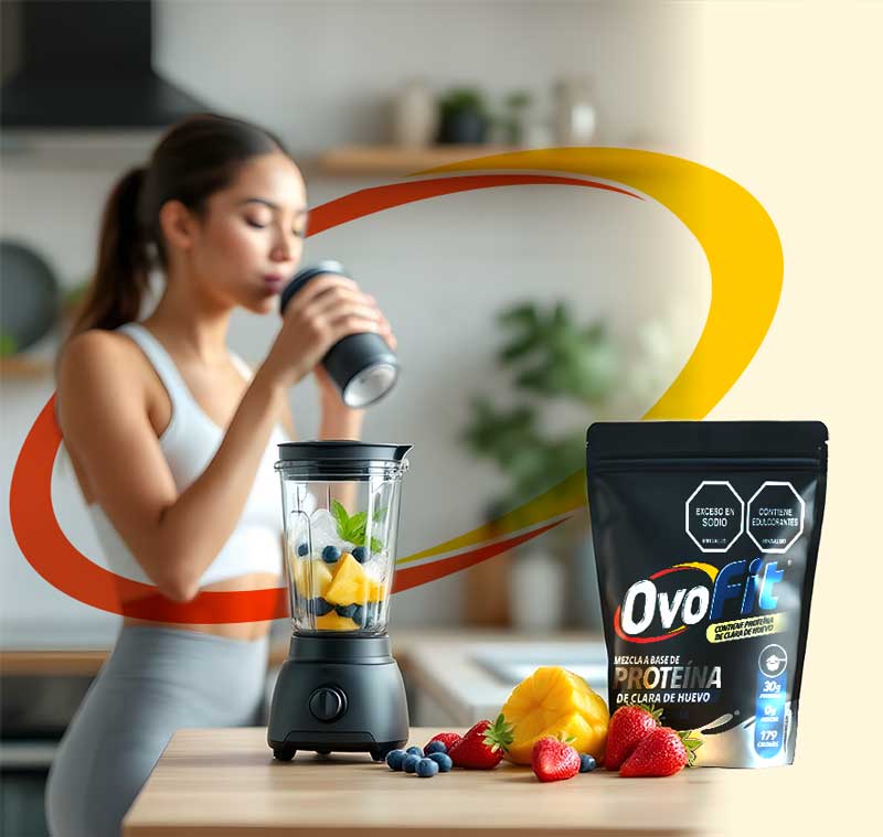Presentación Ovofit con mujer deportista disfrutando de un rico batido