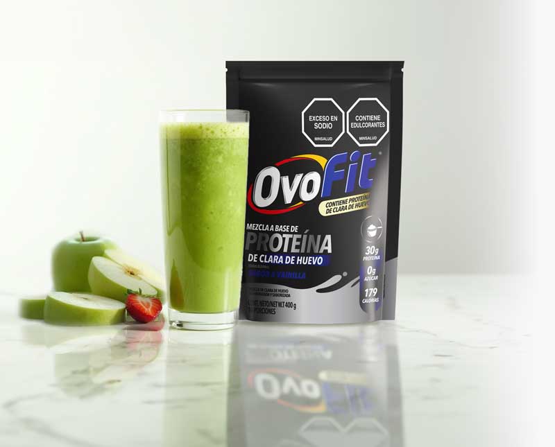 Presentación Ovofit acompañado de un vaso de de batido