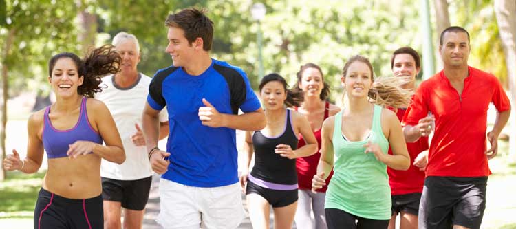 Deportistas consumidores de Ovofit trotando en el parque